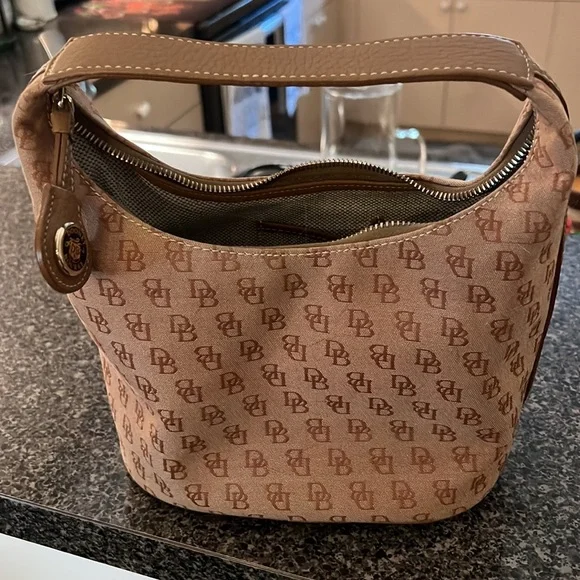 Dooney and Bourke handbag - Picture 2 of 12